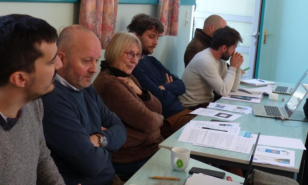 Edith Marguin, Vice-présidente d’atlantic’eau en charge du Pays de la Mée, entourée des représentants de Veolia et des agents d’atlantic’eau.