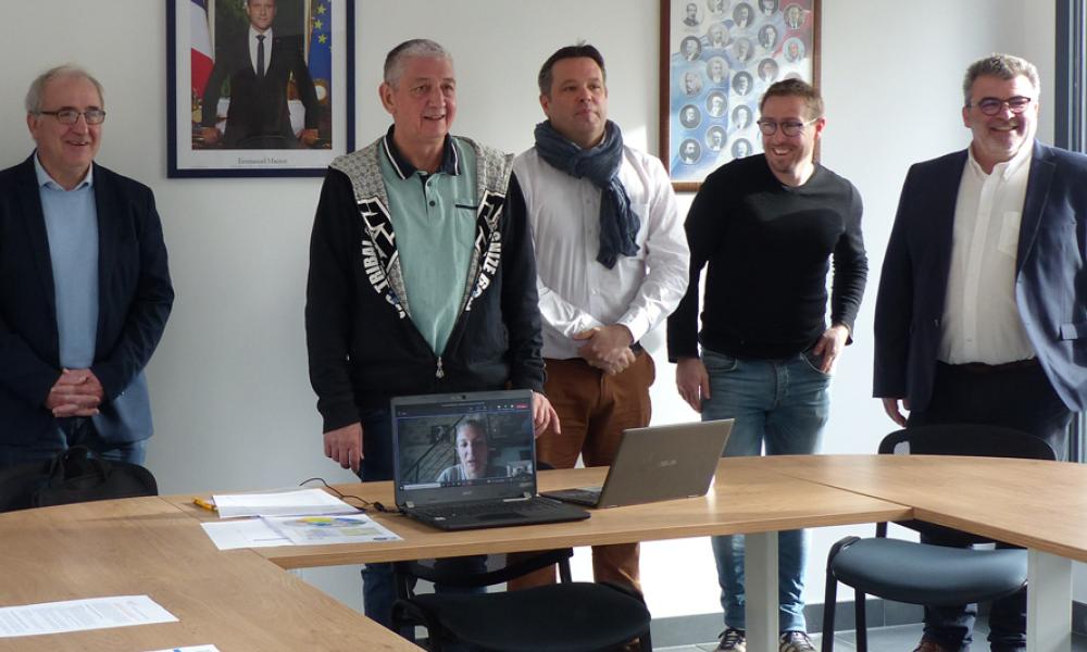 résentation du contrat à la commission territoriale de Guémené-Penfao, avec Fabrice Sanchez, Vice-président d’atlantic’eau, et à sa gauche les représentants de Saur.